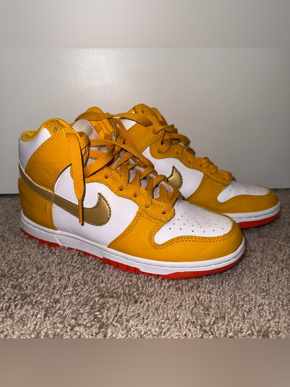 NIKE DUNK HIGH | Size 6 Women’s